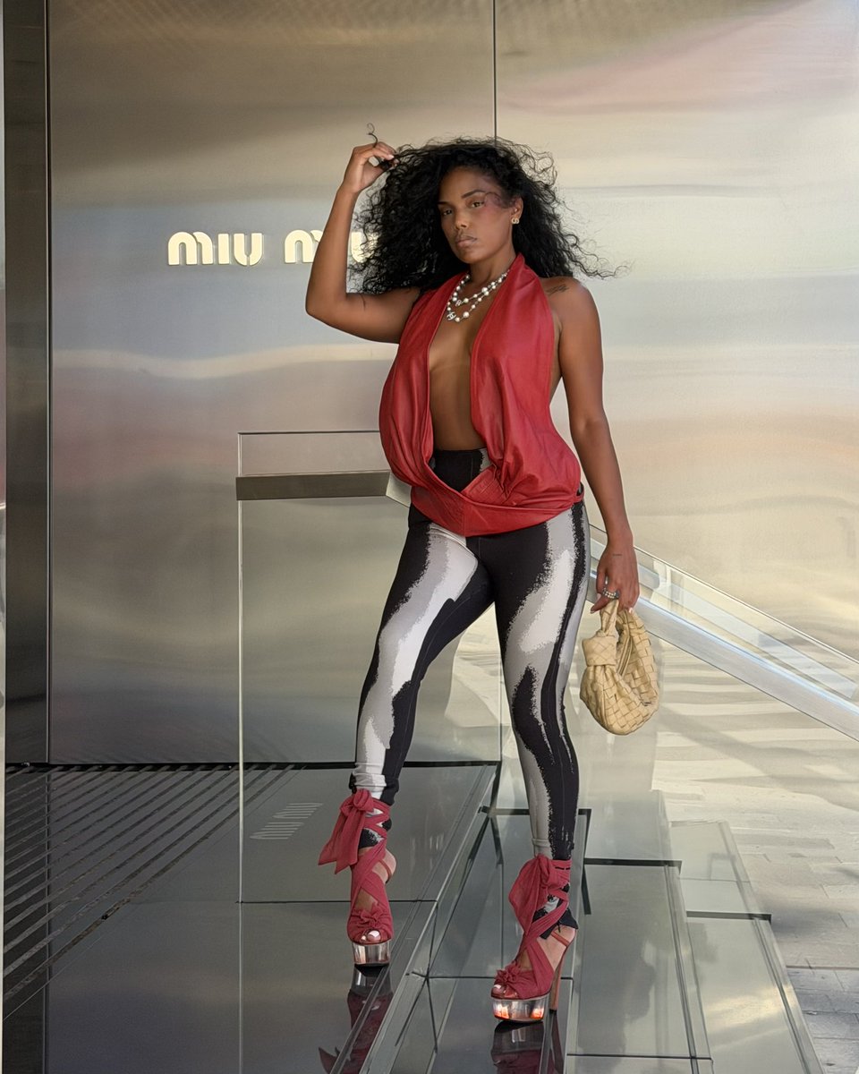 loveinfewwords's tweet photo. my design x 2010 Fendi Cinderella lucite https://t.co/Zzu4O5v7dv
