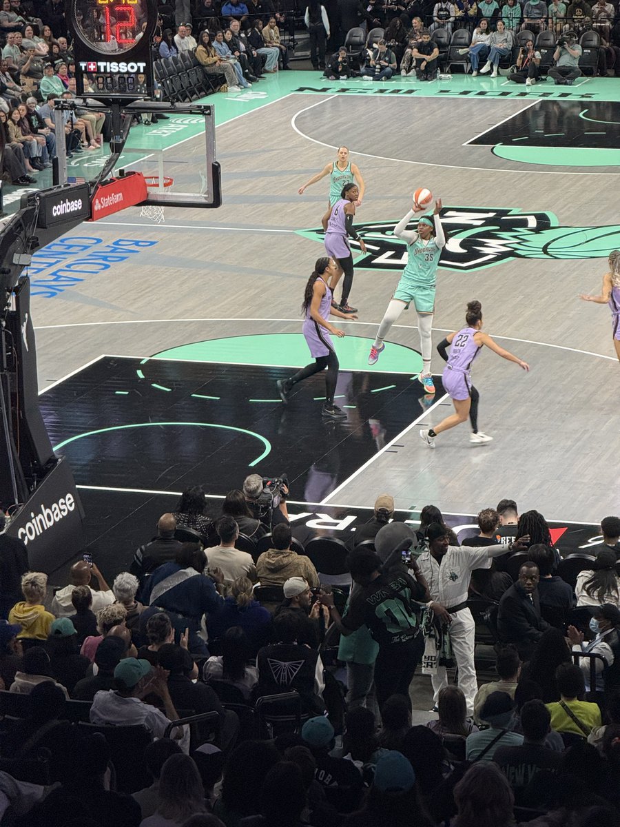 MylesEhrlich's tweet photo. I was not prepared for how elite this uniform matchup would be in person. These colors complement so well. https://t.co/l9qcwOfJDT