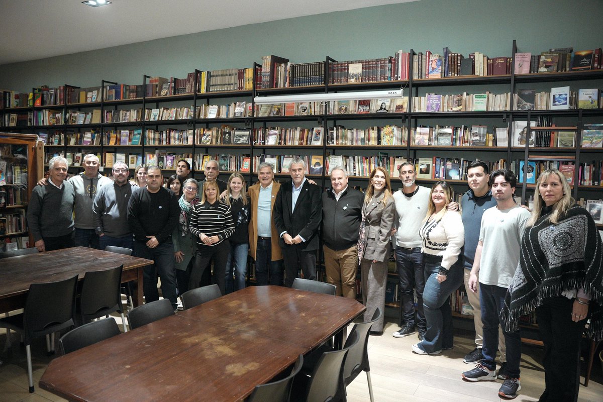 jorgeferraresi's tweet photo. Visitamos la Biblioteca Popular Juan Martín de Pueyrredón en Wilde con @magdysierra para encontrarnos con compañeros y compañeras que llevan adelante la muestra pictórica itinerante inspirada en la vida y legado del General San Martín: "Miremos la historia" de @JoseAlessi

En momentos donde el gobierno nacional refuerza la idea de individualismo y sometimiento, recordar la historia de nuestro mayor prócer es mantener vivos sus valores de soberanía política y libertad colectiva.