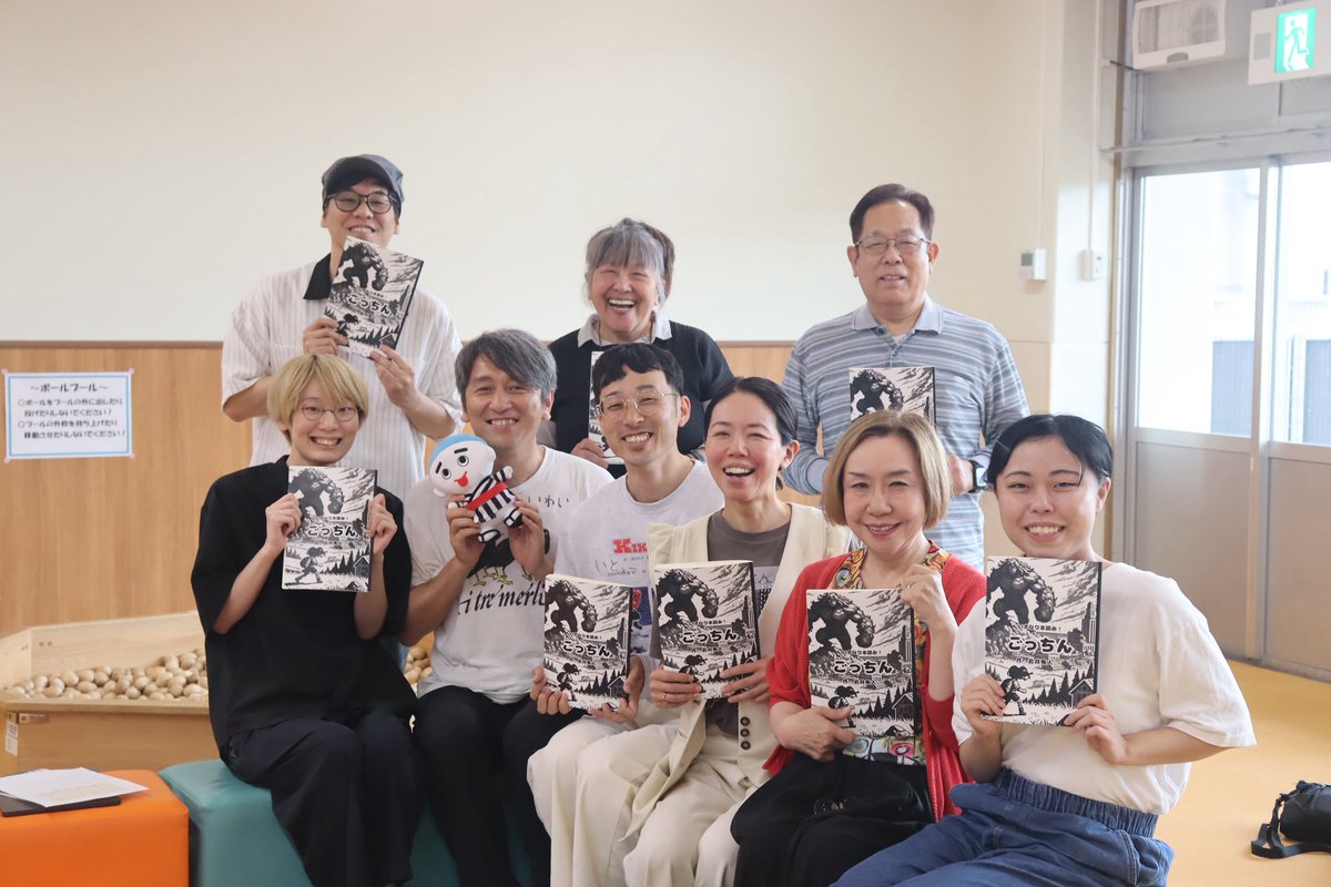 iwaihideto's tweet photo. 四日市市三浜文化会館にて、「ちょっといきなり本読み！」ワークショップ1日目、無事に終了しました〜

ご来場いただいた皆さま、ありがとうごさまいました。

またもやめちゃくちゃ面白かった！

このワークショップ、もっと全国あちこちでやった方がええわー！

この「ちょっといきなり本読み！」や「ワレワレのモロモロ」のワークショップきっかけで、劇場やホール施設に来るようになった、みたいな話が聞けて、それは本当に嬉しいのでした。

四日市でのワークショップは明後日まで。^_^