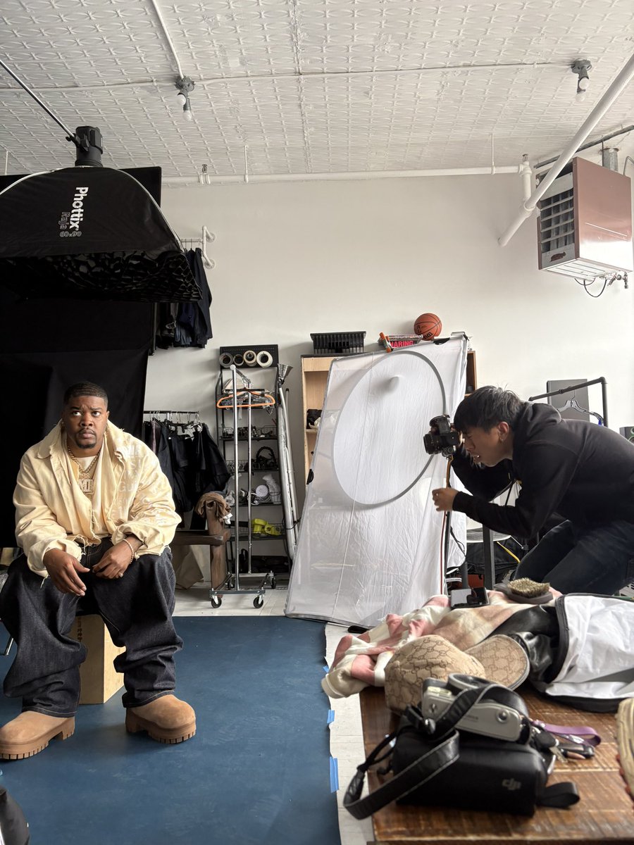 KeyNyata's tweet photo. Deez big ahh shoes https://t.co/C90FyXoFqK