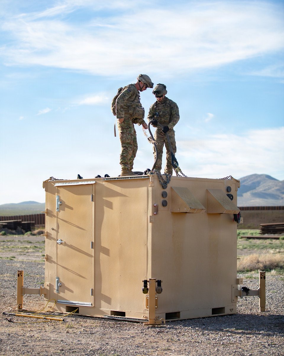 USArmyWHC's tweet photo. Heavy lift for a critical mission 🚁 @JointTFSB #Soldiers use a CH-47 Chinook to airlift equipment to a rugged mountaintop in New Mexico. Delivering a new radio tower, enhancing communications for interagency partners securing the #southernborder. https://t.co/JDfaPIogO7