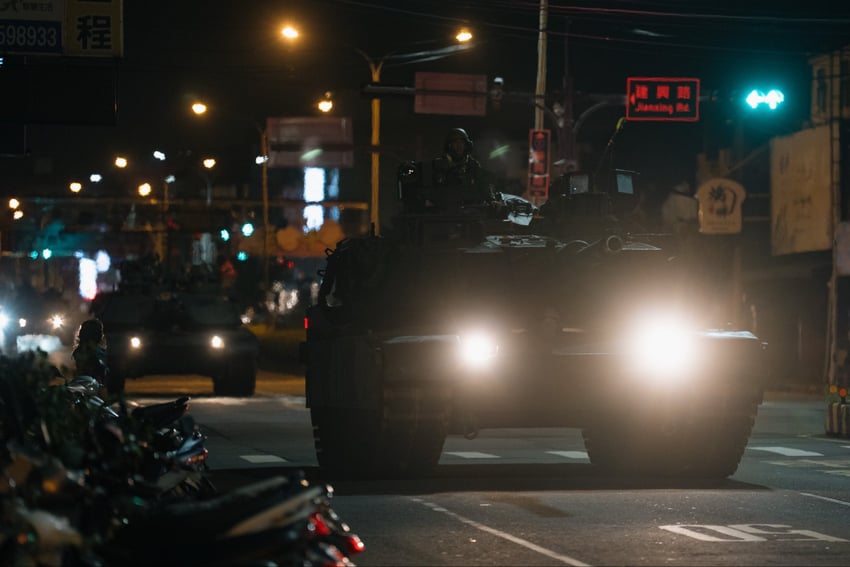 GoldRoseNET's tweet photo. Military equipment in Asian cities at night is one of the best vibes. 

(Somebody already said it but Patlabor 2) https://t.co/KhG59JQcbJ