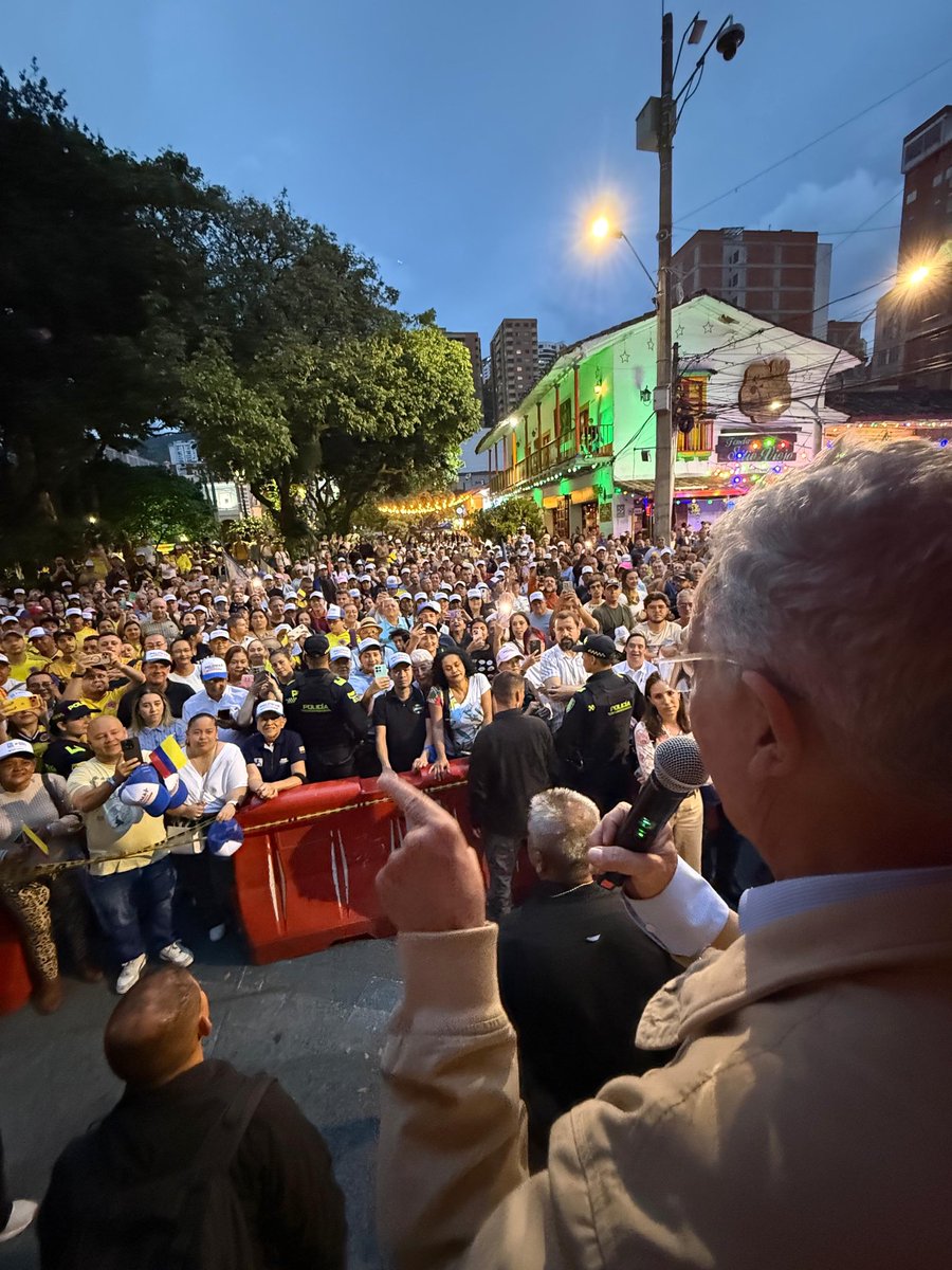 Álvaro Uribe Vélez tweet media