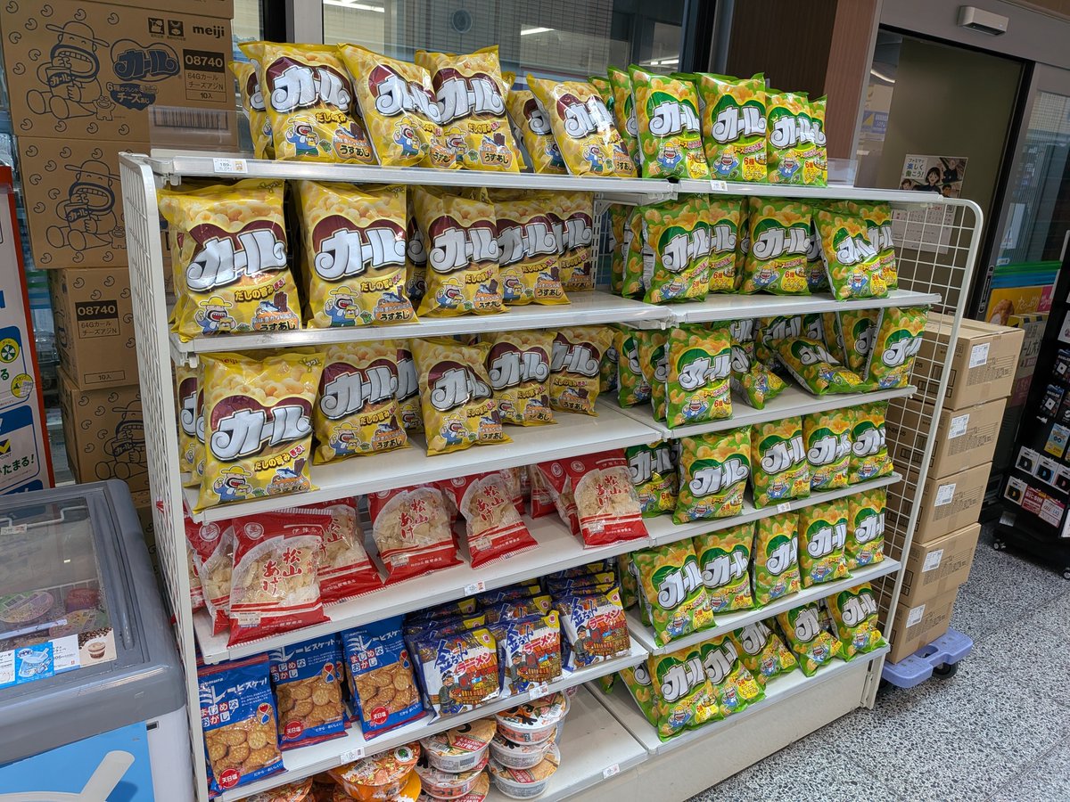DoRuckDo's tweet photo. ボードゲームの買付けで、千葉の市場（ゲームマーケット）に行ってきます。

もしも、導入してほしいゲームがあれば、リプにてご連絡いただけたら購入検討します。

写真は空港で東側への亡命を試みるカール https://t.co/QsWdedO6eM