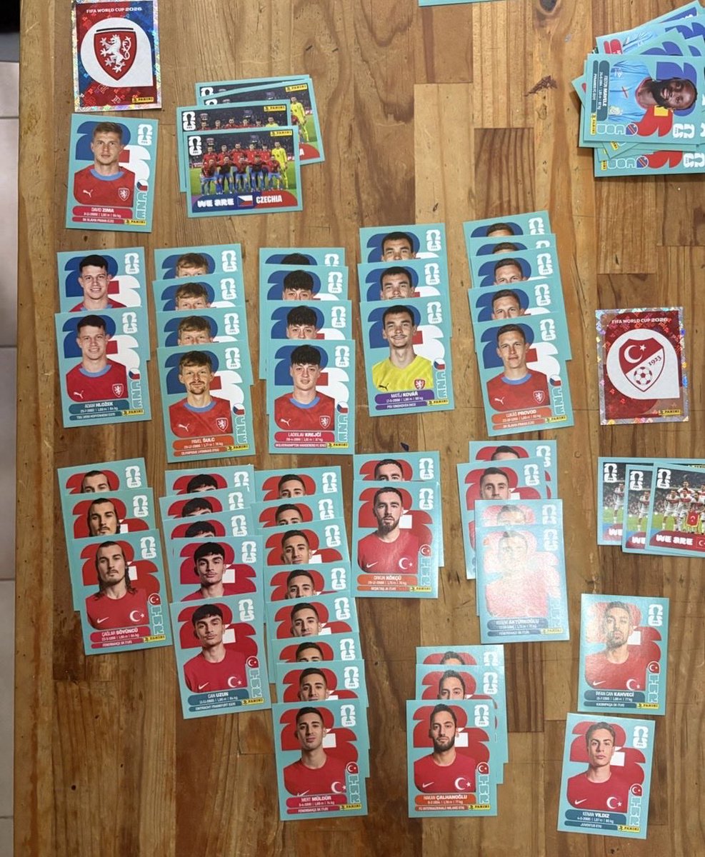 Sofii_H's tweet photo. Compré 30 sobres del álbum de Panini y parecían FOTOCOPIAS: ÚNICAMENTE equipos de repechaje y hasta 8 estampas repetidas del mismo jugador. Qué pésima distribución y qué fraude para los coleccionistas. #Panini #Profeco #IFAI @Panini_mexico @PaniniSportMx @PaniniAmerica https://t.co/8KrIQaJbPa