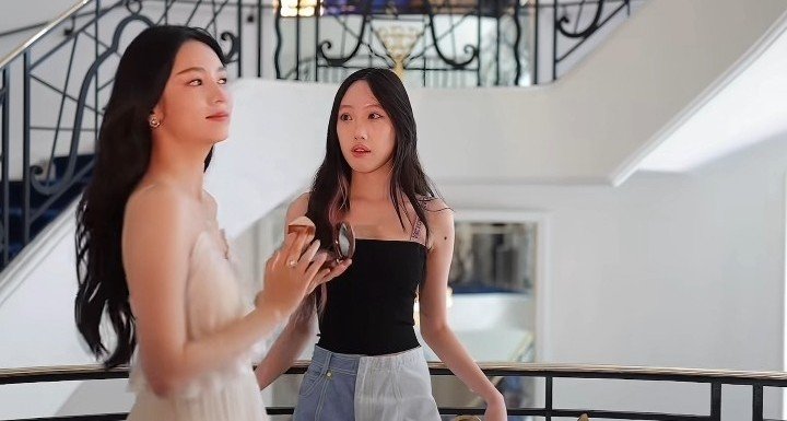 czhouye's tweet photo. Zhou Ye collaborate with famous blogger Lin Yilun’s daughter at her Cannes vlog. This beautiful lil’ sister really enjoys reading the novel and watching the series of “Word of Honor”—she’s in love with Gu Xiang https://t.co/lNNdEKYZkZ