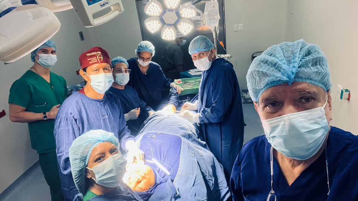 BRASILUET's tweet photo. Celebramos "15 años de Aplicación de Microcirugías correctivas de Parálisis Facial en Ecuador", junto a nuestro equipo quirúrgico: Dr. José Dávila, Dr. Walter Huaraca (Cirujanos Plásticos), Dr. Carlos Alberto Llaguno (Anestesiólogo), Lcda. Karina Huaraca (Instrumentista) https://t.co/R6vXps12W7
