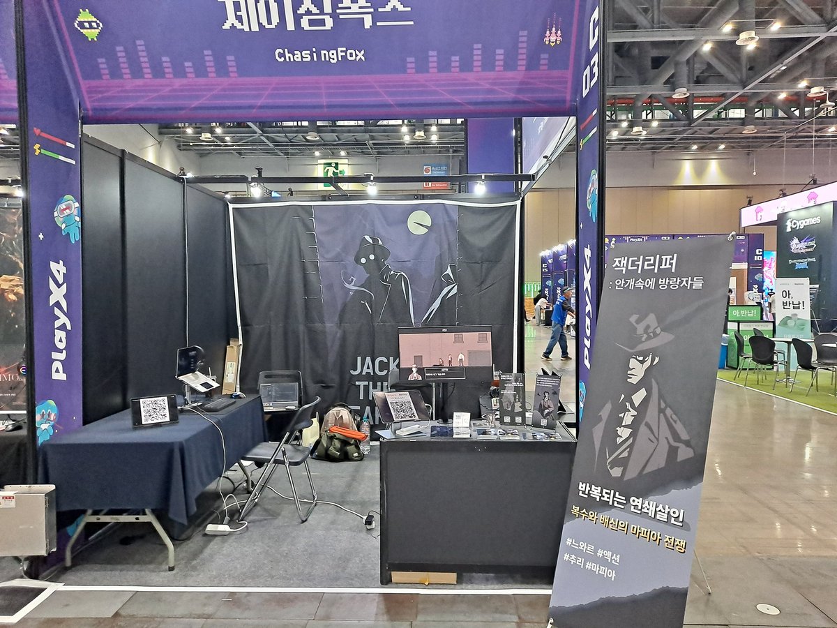 TeamChasingFox's tweet photo. 안녕하세요, 체이싱폭스입니다!

플레이엑스포 전시 둘째날 준비완료되었습니다!

어제 추리관련 튜토리얼이 미흡해서 플레이하신분들이 많이 놓치셨는데 그 부분을 조금이나마 수정했습니다!

어제와 같이 L자 파일 말고도 엽서, 배지 같은 굿즈가 준비되어있으니 플레이하시고 받아가세요~ 

추가로 설문과 위시리스트 해주시는 분들은 저희가 추첨을 통해 커피 기프티콘 제공할 예정이니 많은 참여 부탁드립니다!

#인디게임 #플레이엑스포 #PlayX4
