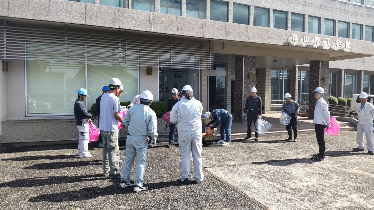 mieprefconstr's tweet photo. 三重県建設業会亀山支部です🐢
亀山市内の県道でふれあいの道事業の一環で清掃活動を行い地域の美化活動を実施しました❗️ https://t.co/8mSUGp7AeG