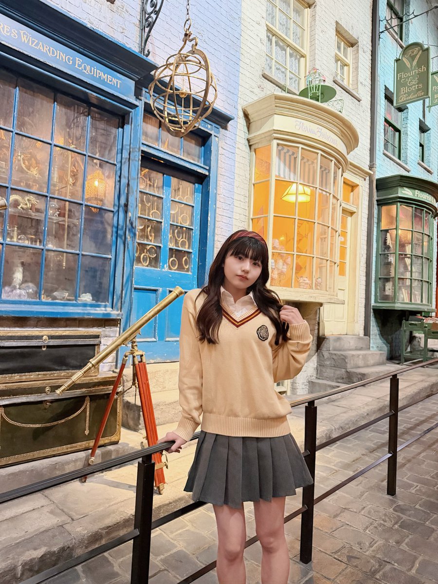 Kanai_Kinari's tweet photo. 昨日ワーナー ブラザース スタジオツアー東京に行ってきたの🦉🪄✩本当に魔法の世界があったらいいのに🧙🏻
ホグワーツに入学できるとしたらどこの寮に入りたいですか?🦁🐍🦅🦨
#Harry_Potter #ハリーポッター #スタジオツアー東京 #ホグワーツ #fyp https://t.co/Cj1hRlFR9Q
