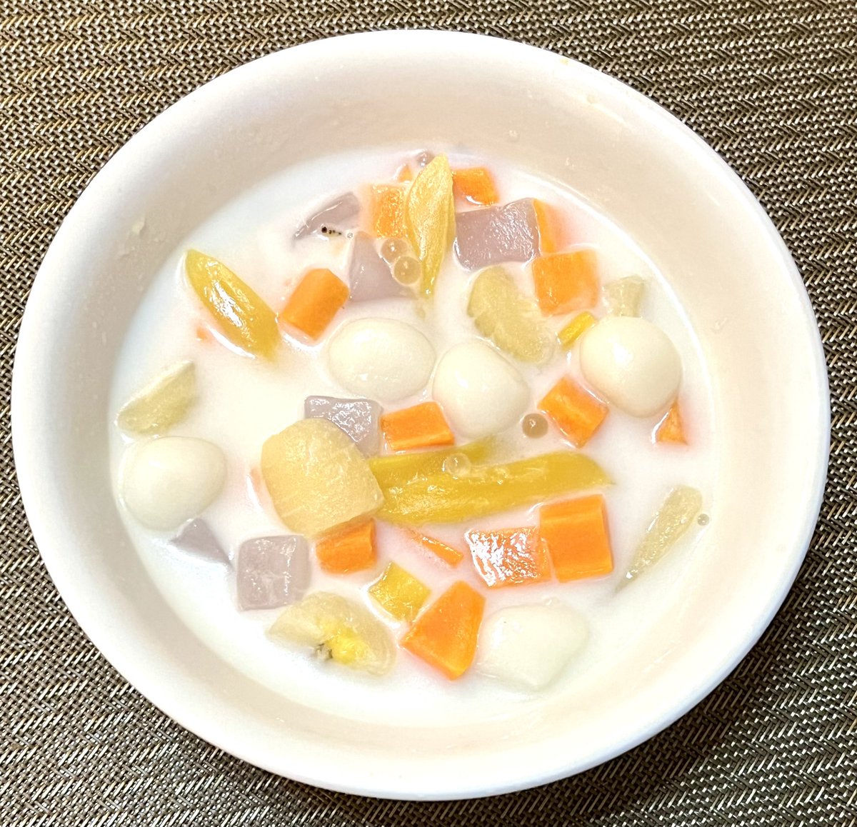 nia_6js's tweet photo. WHAT'S FOR DESSERT?
Ginataang bilo-bilo or glutinous rice balls in coconut milk with banana, sweet potato, jackfruit, coconut gel (nata de coco) and tapioca pearls.
Come n have some! 🫶 Let's eat! 😋
#Pinoydessert #bilobilo https://t.co/hi88ZyztPN