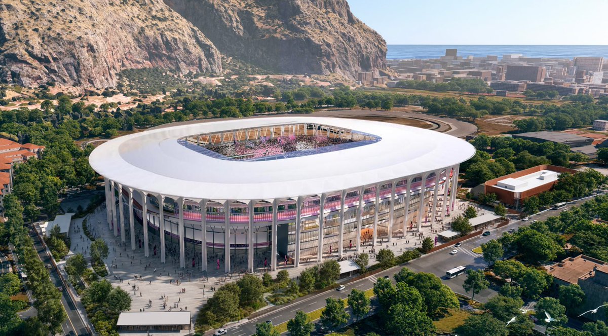 XtraBahia's tweet photo. Esse comentário me chamou atenção.

Reparei em uma coisa.

O Palermo FC foi comprado antes do Bahia, lá os tramites eram mais fáceis. E assim como o Bahia na época da associação investiu em um novo CT, o Palermo já vinha construindo seu novo CT antes do CFG.

Após assumir o clube italiano, o CFG fez algumas melhorias no projeto já em andamento, e mudou o nome para CFA Palermo.

Agora em 2026 o CFG anunciou a CFA Bahia, que literalmente de dentro do grupo só perde para o Etihad Campus, CT do Manchester City, mas lá na Itália algumas semanas atrás acabaram de anunciar simplesmente a reforma do Renzo Barbera, estádio do Palermo.

E agora eu vejo que esse movimento tem propósitos.

O Manchester City este fim de semana vai inaugurar a City Street do setor Norte do Etihad Stadium, ampliou a capacidade para 61 mil pessoas, e tirou o Old Trafford como sede da Eurocopa que vai acontecer na Inglaterra.

Já em Nova Iorque, aproveitando a Copa de 2026, anunciaram a construção do Etihad Park, 1º estádio 100% de futebol da cidade (o estádio do New York RedBull fica em Nova Jerssey).

E a Itália está finalmente modernizando seus estádios pois também quer ser sede da Eurocopa e a Copa de 2030 vai ser no velho continente, mesmo que na Espanha e Portugal.

Lembra que desde 2023 a Arena Fonte Nova é pauta sem fim quando se trata do CFG, e que o Governo do Estado chegou a oferecer além da arena, Pituaçu?

Se Rogério Ceni dentro de campo parece ter um plano, e ele envolve ferrar o Bahia, fora dele, as coisas tendem a ser interessantes.

É meus queridos, não duvido a AFN ganhar uns 5, 7, 10 mil lugares a mais até 2031, e esperamos que até lá Rogério Ceni tenha partido a mil do clube, e Santoro também.

Como deverá ser a Fonte Nova do futuro? Eu colocaria as cadeiras Vermelha, Branca e Azul, instalaria um telão 360º como o SoFi Stadium e enfiaria paineis de LED onde tivesse concreto e deixaria tudo nas cores do Bahia 24hrs por dia. Claro, ampliaria a capacidade para 60 mil pessoas, que como a estrutura é hoje, deve dá pra fazer sem colocar nada abaixo.

Fora Ceni e Santoro!!!!

💙🤍❤️