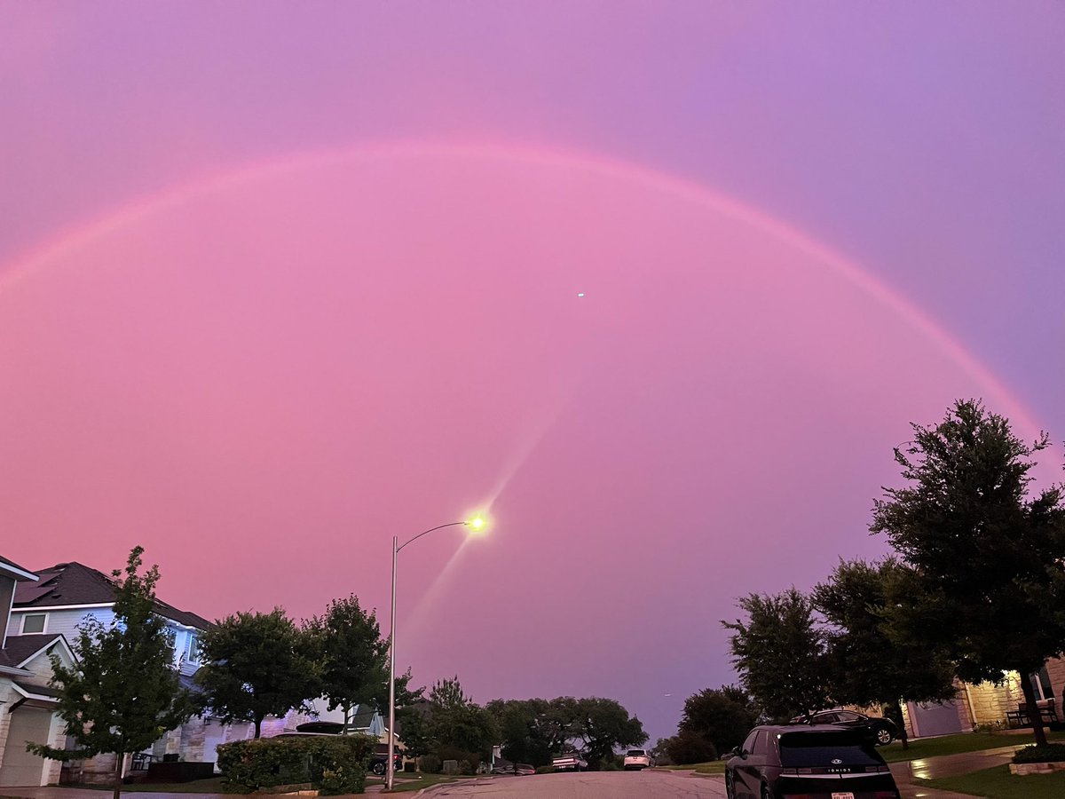 box_amanda's tweet photo. Stepped outside at just the right time to catch this massive rainbow. 🌈 https://t.co/52hJWcgl35