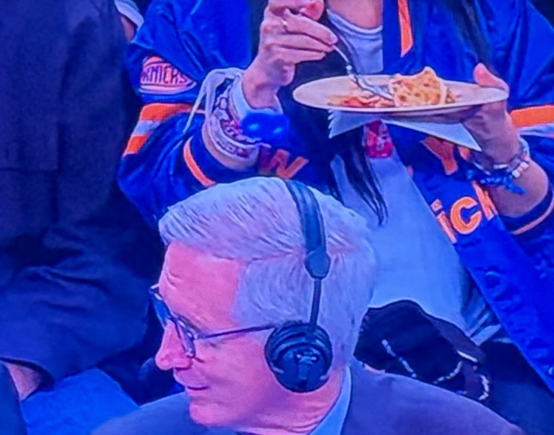 GabeTheWP's tweet photo. When you eat spaghetti at the game do it the normal way out of a plastic bag https://t.co/5jEuAEdVBd