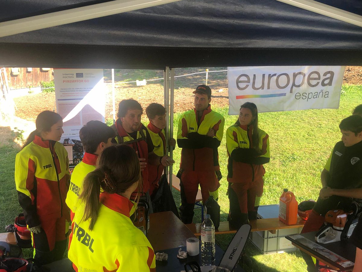 IngForestal50's tweet photo. Campeonato Europeo Estudiantes Forestales. Litzlhof, Austria. Último día competición y el equipo español ya mejora resultados otros años. Objetivo cumplido. ¿Y por qué corren? ¿Por qué liman las cadenas? Llega una de las pruebas más espectaculares del campeonato: ¡¡el desramado!! https://t.co/yhxpNHZHZr