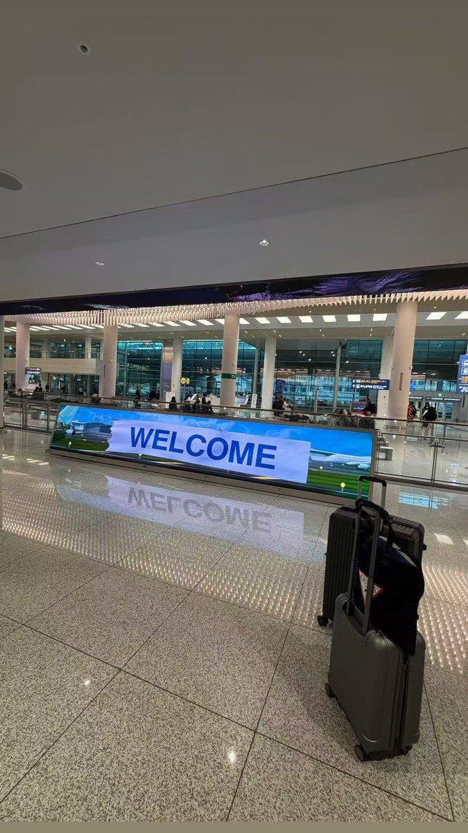 TracyHu16's tweet photo. Our led display screen in airport!
Which pixel pitch do you think of the screen ? 
Do you know in which country and which airport? 😊
#COB #curved #ledvideowall #GOB #ledpanel #leddisplayscreen #customized #events 
#factory #manufacturer
Call/WeChat/WhatsApp: 0086-18316843344 https://t.co/4mzrqSvAOR