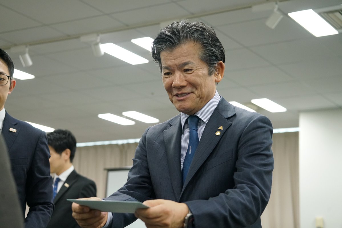 achievement33's tweet photo. 【新入社員に向けて
初任給手渡しが行われました】

数ある会社の中で、アチーブメントを選び
入社をしてくれたことへの感謝、

そして成長への期待を込めて
新卒採用開始から22年間
直接手渡しをしております。

これからも、お客様、社員、社会へ
より一層の貢献をすべく
全力を尽くしてまいります。 https://t.co/zg1rBeQq6Q