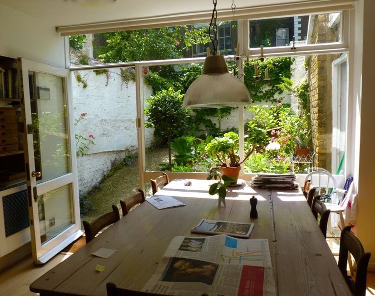 sandiapepitacan's tweet photo. Para mí ésto es el lujo en una casa, espacios cálidos llenos de luz y vistas a un jardín frondoso. https://t.co/xkf5mXBNKk
