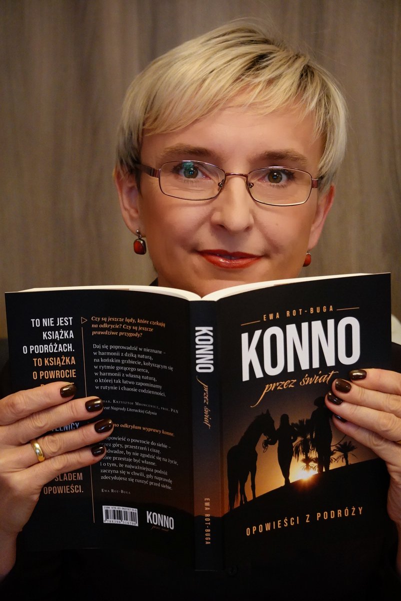 EwaRot9948's tweet photo. 💥"Konno przez świat" 💥 nowa książka!
Właśnie przyjechała z drukarni! 🔥

Wielu z Was pisało do mnie po premierach „Konno po marzenia” i „Konno po przygody”, że chcieliby mieć książkę, którą łatwo można zabrać ze sobą w drogę - do plecaka, do samolotu, na wyprawę.

Tak powstała książka „Konno przez świat” - wybór opowiadań z moich książek podróżniczych + nowe opowiadanie 🔥"Gdzieś w Dolomitach"🔥:

Bez zmian pozostały:
‼️ emocje i przygody
‼️ opowieść, która wciąga
‼️ historia, która inspiruje!

Sawanna Botswany. Góry Kaukazu. Islandzkie pustkowia. Czerwone skały Wadi Rum. Grzybowe drzewa Sokotry...

👉 format powieściowy
👉 miękka okładka
👉 lekka i poręczna
👉 bardziej przystępna cena.

🔥 Ale "Konno przez świat" to nie tylko książka o podróżach. To także książka o odwadze, by nie zgodzić się na życie, które przestaje być własne.

I o tym, że najważniejsza podróż zaczyna się w chwili, gdy naprawdę zdecydujesz się ruszyć przed siebie.

Teraz możesz ruszyć konno przez świat wraz ze mną!
Zapraszam! 🧲🧲🧲
https://t.co/X7ahieyQn7

PS. Wysyłamy od ręki, dojdzie na Dzień Matki i - oczywiście - na Dzień Dziecka.