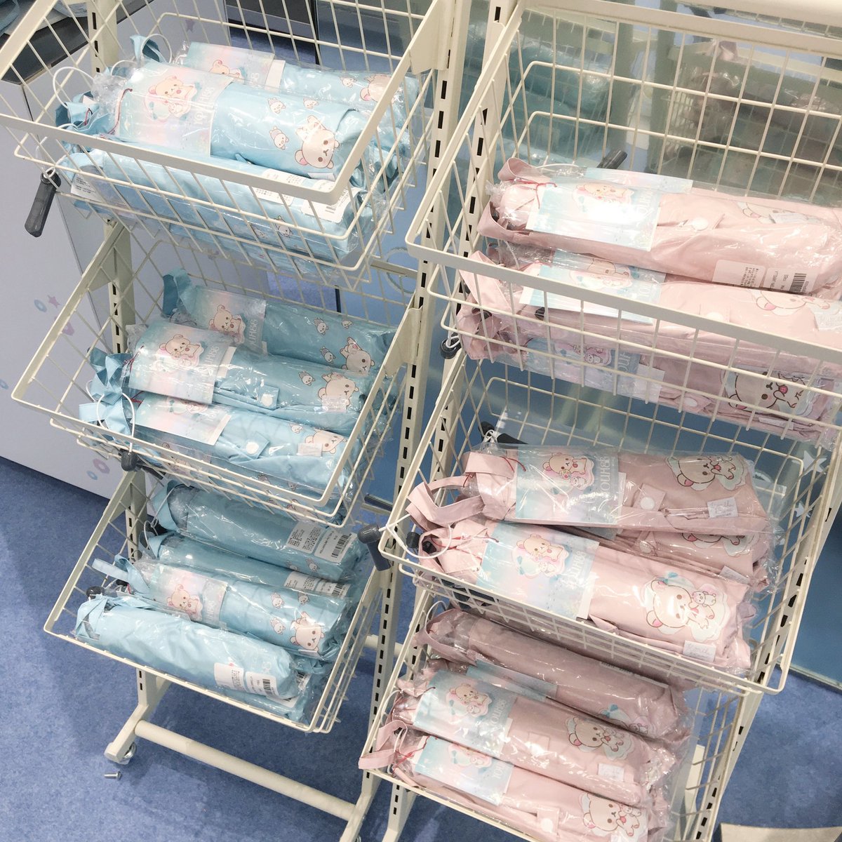 kimyeo_'s tweet photo. *링크를 통해 수수료를 지급받음

🩵유희 X 코리락쿠마🤍 팝업스토어 방문했어요..
아니 진심 반팔 • 후드집업 • 우산 • 가방 • 키링
실물 다 너무 귀여움 !!! 달려가ㅏ..
1개 이상 구매 시 코리락쿠마 부채도 줌🫰🏻

콜라보 제품 실물 구매에 도움되시라고
타래로 달아드리겠습니다 💕 https://t.co/uzWVfD5Jig