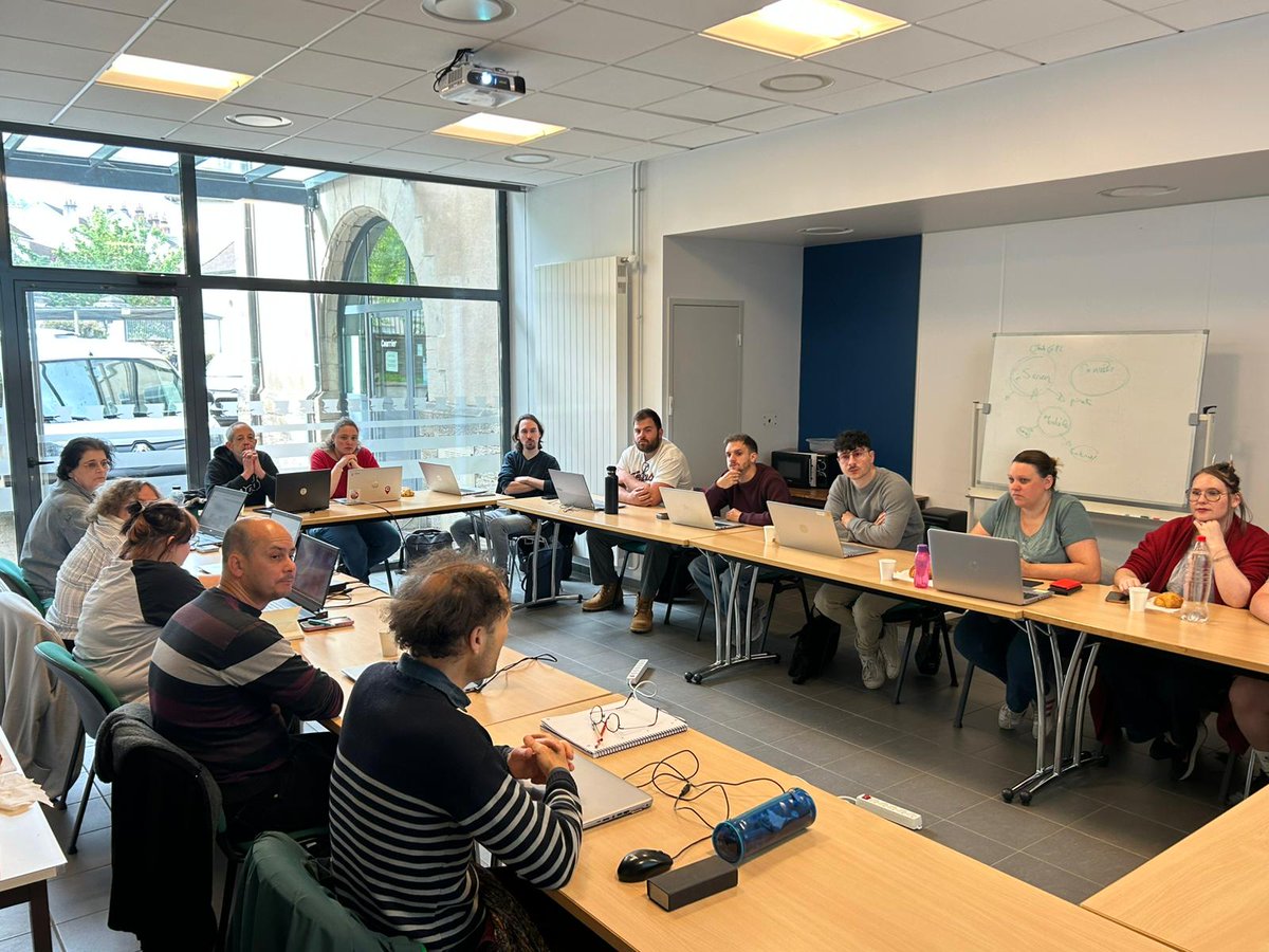 Prefet39's tweet photo. 🤖À l’occasion de la Semaine de l’IA, la Préfecture du Jura a réuni les conseillers numériques pour une journée de travail consacrée aux usages et outils numériques.

Ouverte par M. Silvère SAY, secrétaire général de la préfecture et sous-préfet chargé du numérique, cette rencontre a permis de tenir des échanges, des ateliers et un temps d’information autour de l’accompagnement numérique des usagers.

🌐 Les conseillers numériques accompagnent gratuitement tous les publics, particuliers ou professionnels, dans leurs démarches en ligne et le développement de leur autonomie numérique, en rendez-vous individuels ou ateliers collectifs.

📍Pour trouver le conseiller numérique le plus proche : [https://t.co/T3Nw3EtlB9ériques](https://t.co/kg4NDphlSy)

➡️ Pour plus d’informations : https://t.co/8J9jGv2BiI