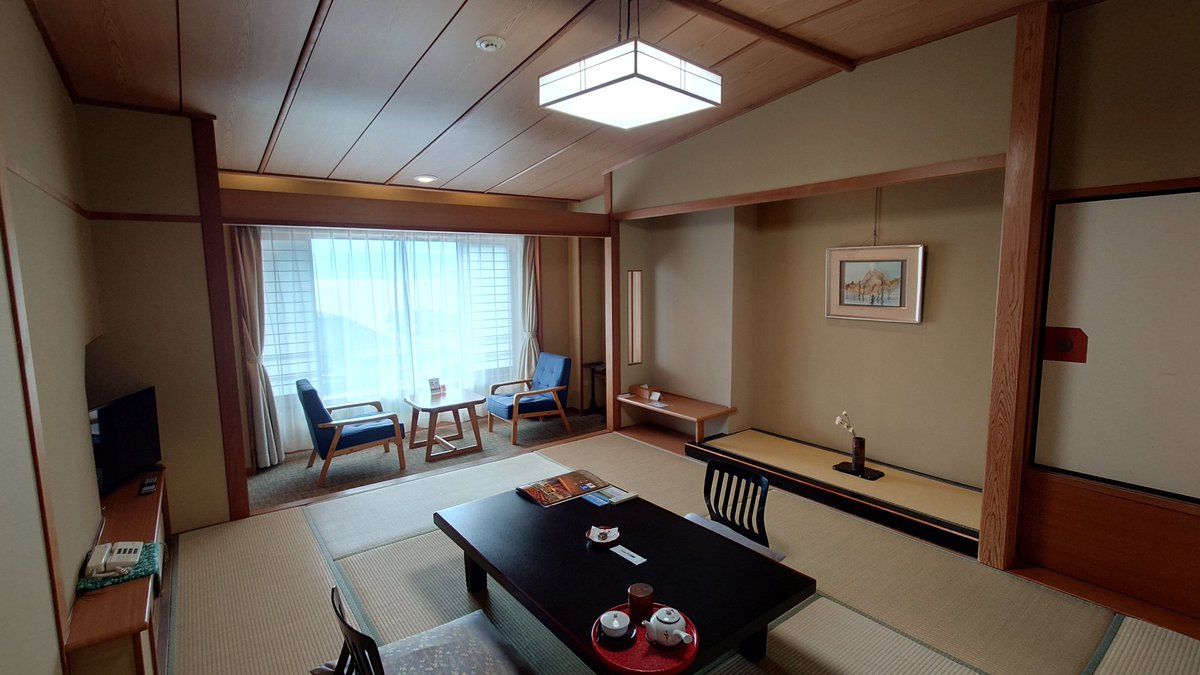 expbustraveller's tweet photo. あずさ号を上諏訪駅で降り、諏訪湖の前の温泉旅館にチェックイン
今日は曇りがちですが、レイクビューのお部屋です https://t.co/bglLcK4RgE