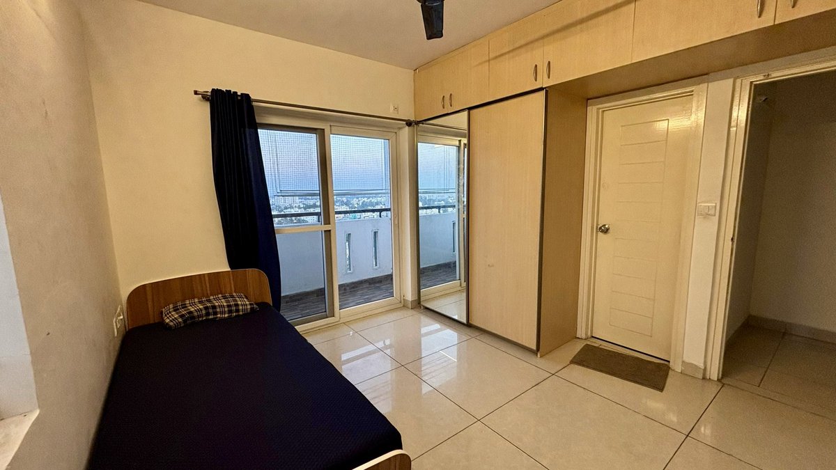 JustFramer's tweet photo. Hey Bangalore!

Looking for a replacement in our huge 15th Floor 3BHK in JP Nagar with an insane view! Prefering (designer/dev/founder)

- Rent: 20K (Deposit: 20K)
- Huge Attached Balcony + Bathroom
- Society has: Pool, Gym, Library etc.

@GruhamBot @fmrbangalore @BangaloreRoomi https://t.co/HmFFTbHWsq