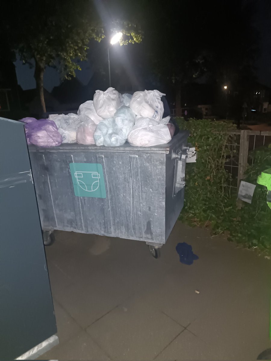 kapi06's tweet photo. @Gemeente_Rhenen  wanneer wordt de incontinentie container bij de huisartsenpraktijk geleegd? Deze zit overvol en met dit warme weer gaat het zeker stankoverlast geven. https://t.co/9XekQnmHK6
