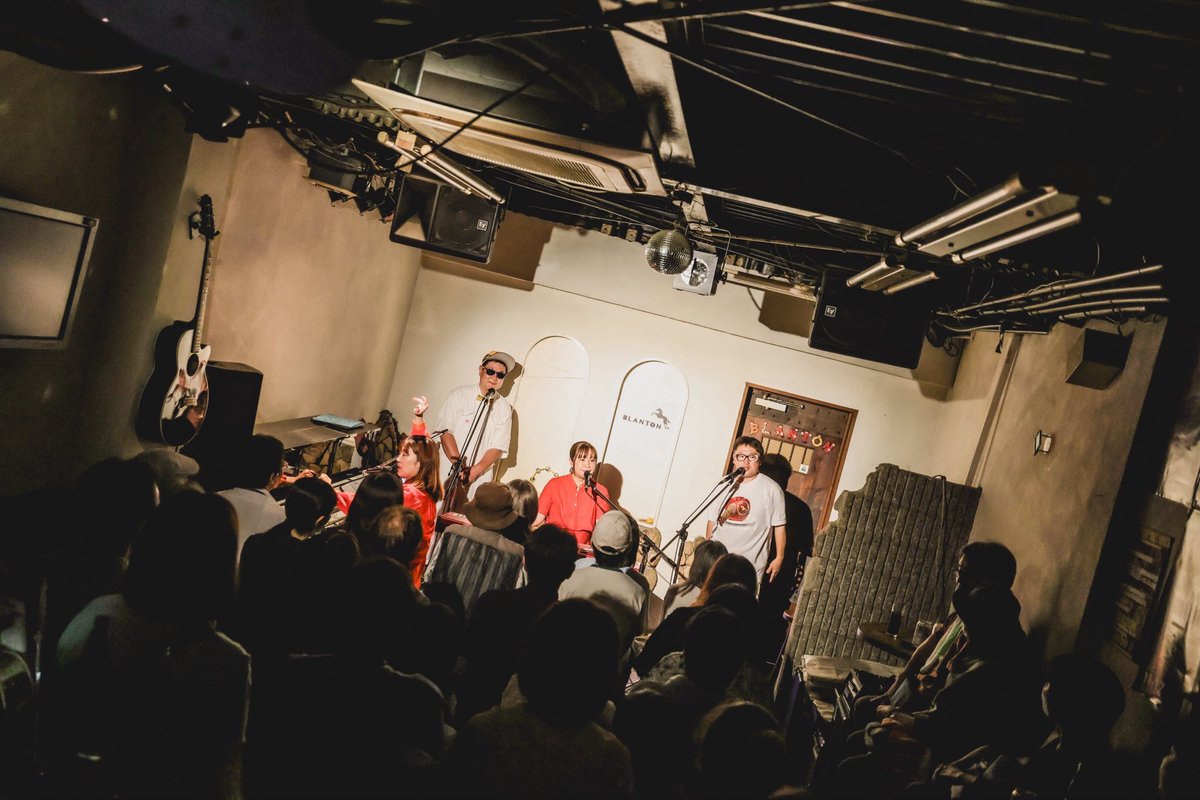 onomakico's tweet photo. 私たちが学生時代からお世話になった尼崎のライブハウスBLANTONでのラストライブでした。
5月末をもって閉店します。
30年実家のように通って、たくさんのお客さまに出会い、たくさんの曲がこの場所で生まれました。
ここがなかったら今の花＊花はありません。 https://t.co/jyolVPwlMg