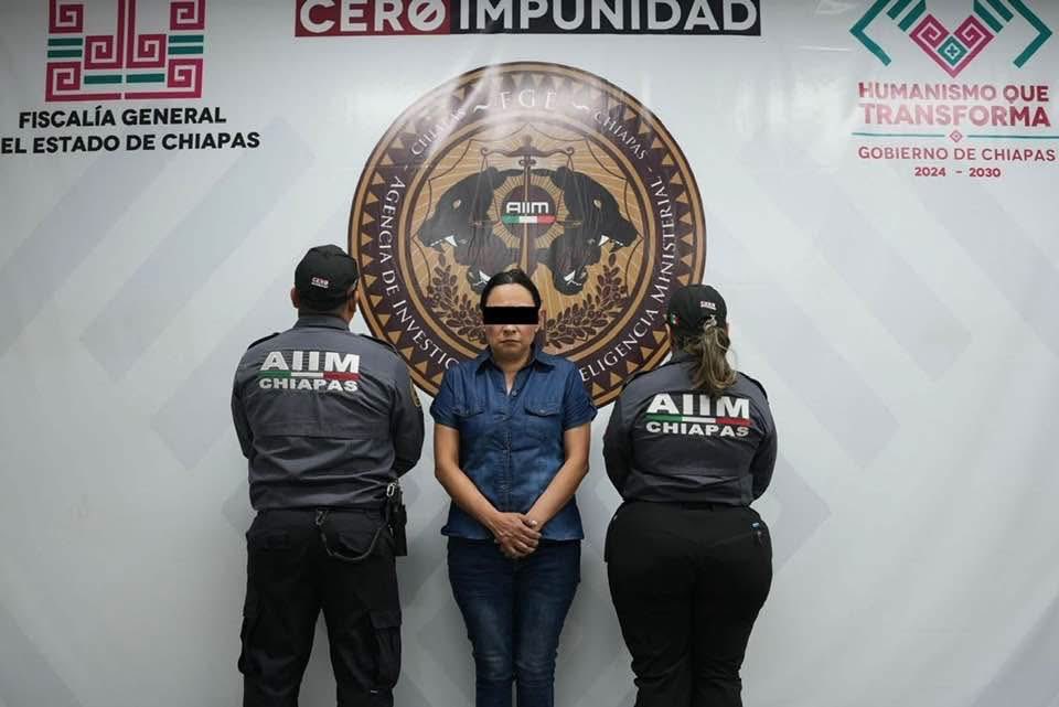 pedrogerardo26's tweet photo. Tras su desafuero fue detenida la exalcaldesa de #Jiquipilas #Chiapas Blanca Yaneth “N” presunta responsable de abuso de autoridad, también Guadalupe “N”acusada de extorsión agravada, ademas fue detenida Olivia “N”, acusada del delito de abuso de autoridad en #Ocozocoautla. https://t.co/jXi58zTRZo