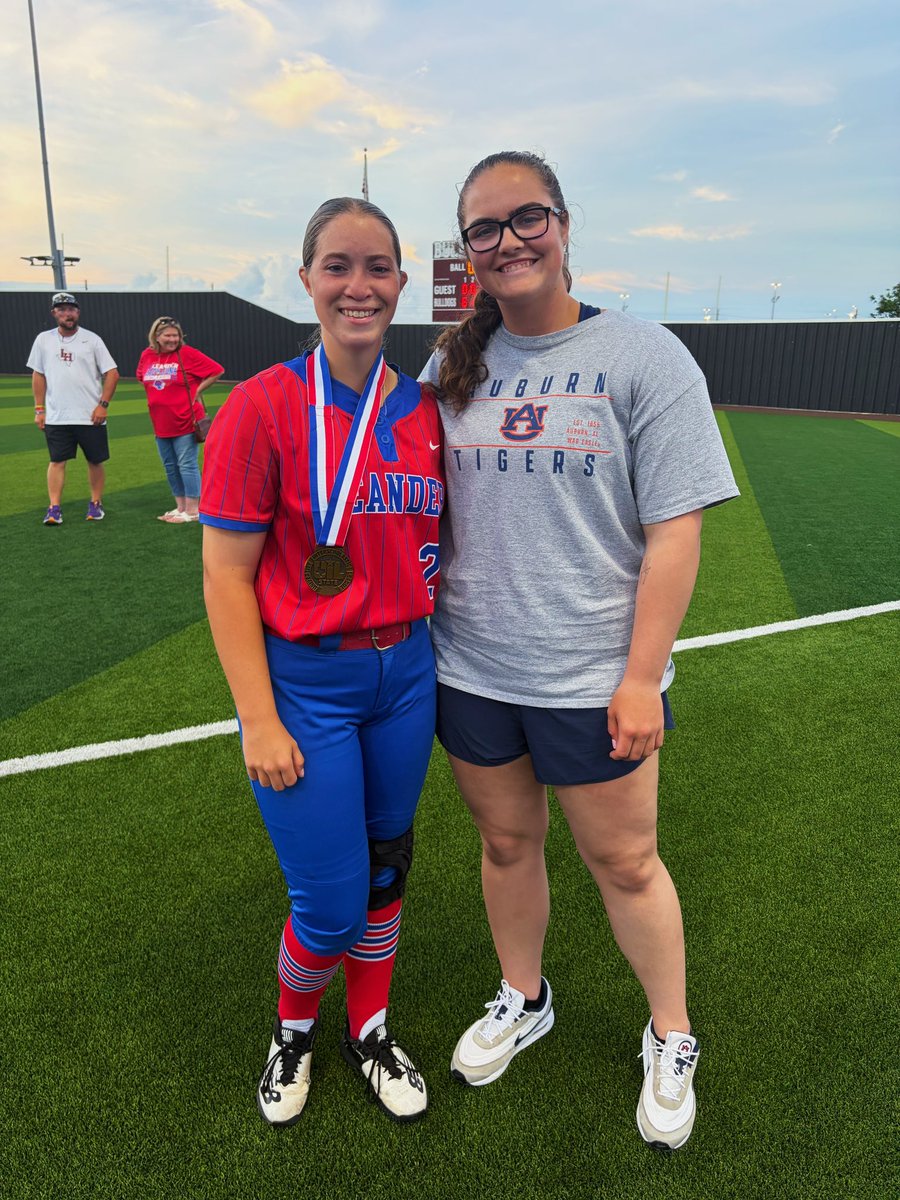 sjg__85's tweet photo. Beyond proud of you @Scarsoftball85 
Your still my favorite pitcher ❤️💙 https://t.co/d6WSrHYX0e