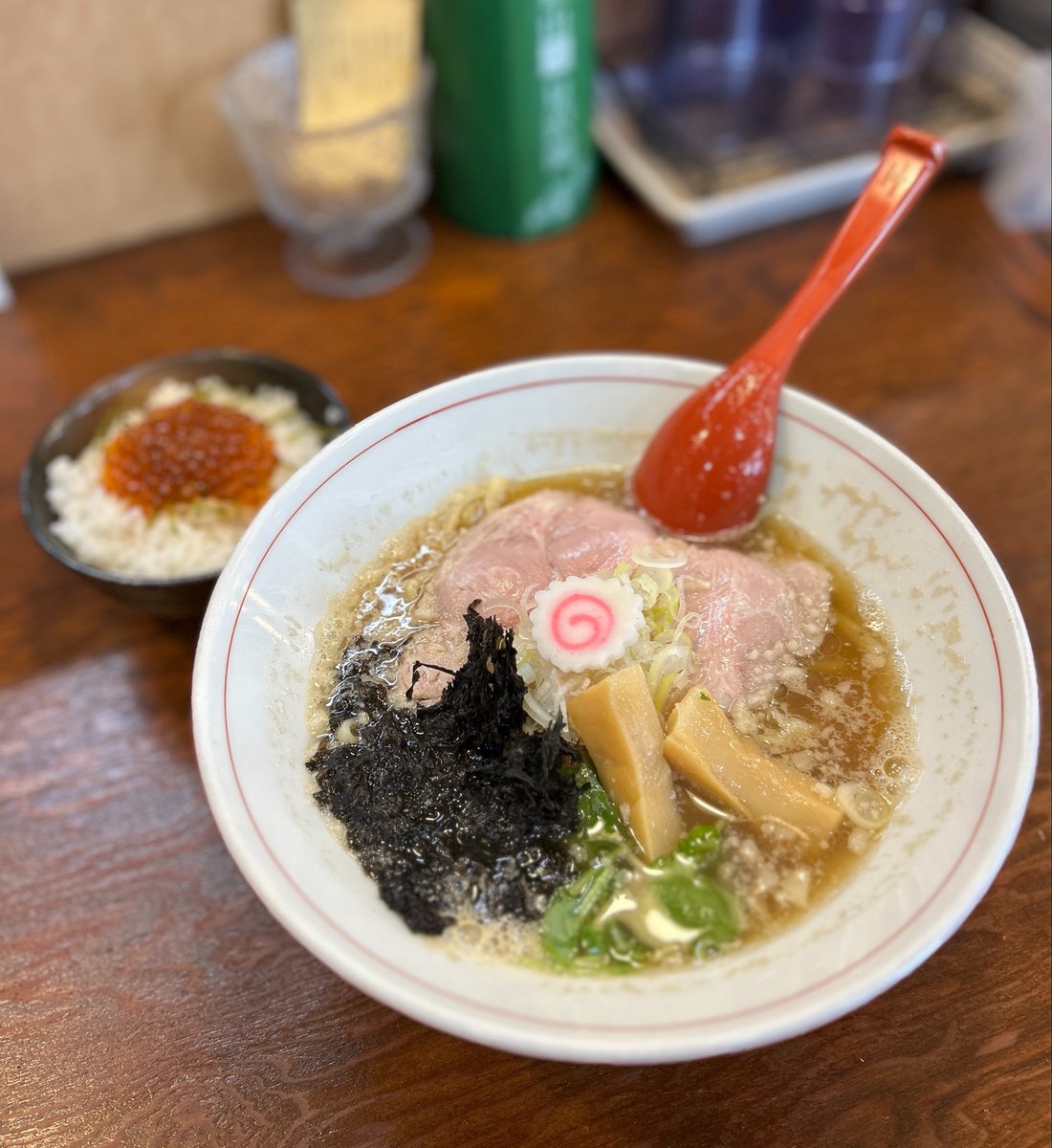 SHIBAMETAL01's tweet photo. 拉麺 イチバノナカ ＠東所沢
醤油ラーメン＆イクラ丼デス😋
今日も身体に沁み渡るスープ❤️
素敵デス✨✨✨ https://t.co/FHN2kdXqW3