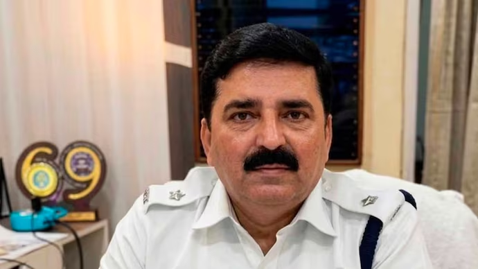 IndiaToday's tweet photo. 𝐄𝐃 𝐫𝐚𝐢𝐝𝐬 𝐚𝐜𝐫𝐨𝐬𝐬 𝐁𝐞𝐧𝐠𝐚𝐥 𝐢𝐧 𝐞𝐱𝐭𝐨𝐫𝐭𝐢𝐨𝐧 𝐫𝐚𝐜𝐤𝐞𝐭 𝐩𝐫𝐨𝐛𝐞 𝐥𝐢𝐧𝐤𝐞𝐝 𝐭𝐨 𝐞𝐱-𝐭𝐨𝐩 𝐜𝐨𝐩
Read more: https://t.co/kNYqfdYVjg | @K_Tapas1
#ED #WestBengal #ExtortionRacket https://t.co/ylrMf1uxWW