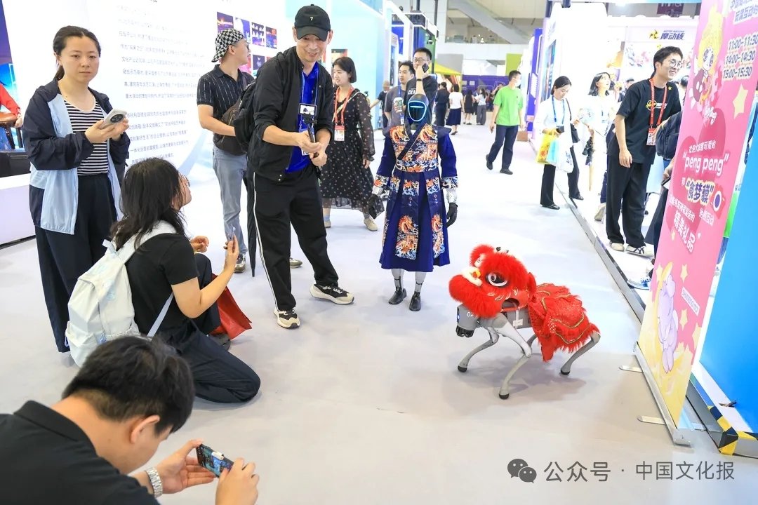 wang_ma43931's tweet photo. 第二十二届文博会：​人工智能让科技含量更浓（图为5月21日，文博会���场的机器人和机器狗表演） https://t.co/FSD9um4ear