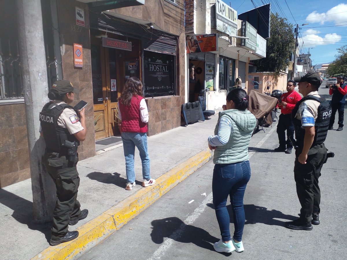 riobamba's tweet photo. 🚨 Operativo de control previo al feriado del 24 de Mayo junto a ARCSA, Bomberos y Policía de Turismo, verificando establecimientos de alojamiento para garantizar seguridad y bienestar a ciudadanos y visitantes. 🏨👮‍♂️🧯✅ #TurismoSeguro #24DeMayo https://t.co/pr7ugt9nla