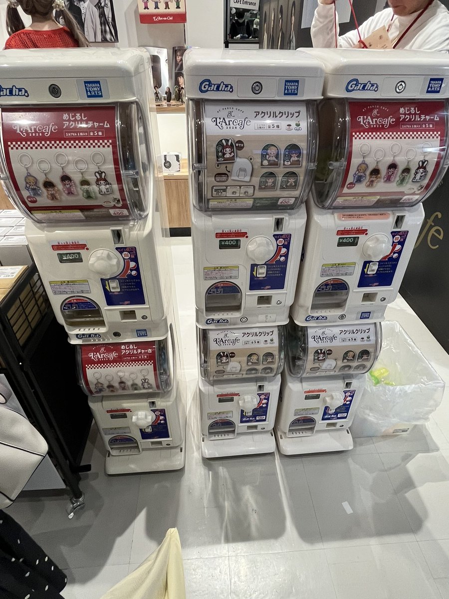 antiantianti666's tweet photo. ガチャ両替機あるけど並んでるしグッズ場滞在10分のうち2回詰まって直してたから
100円玉用意しておいた方が良い

 #LArcafe 
#ラルク https://t.co/0tHMeGkzc0