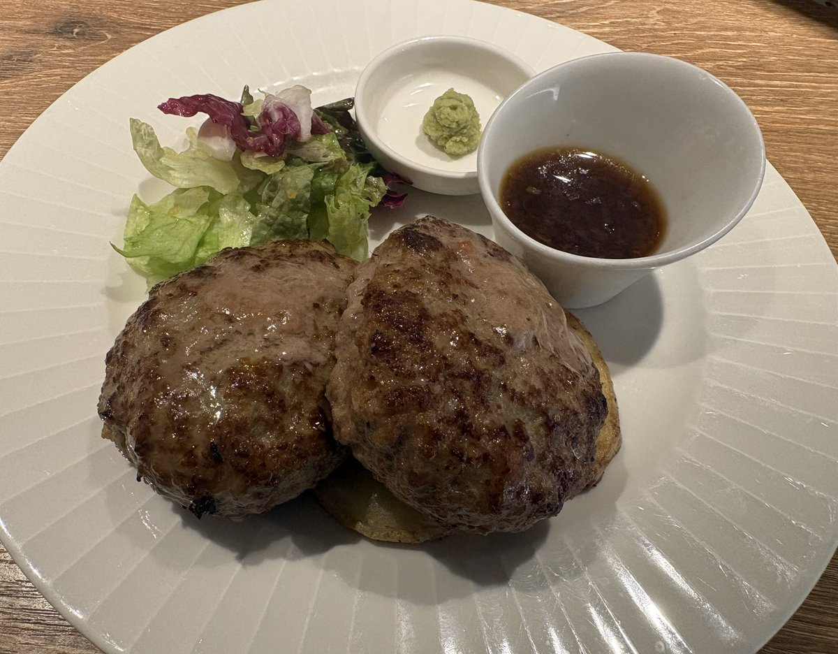 semiken1's tweet photo. 今日の昼食
ハンバーグ定食😋 https://t.co/aPRrAP9ULA