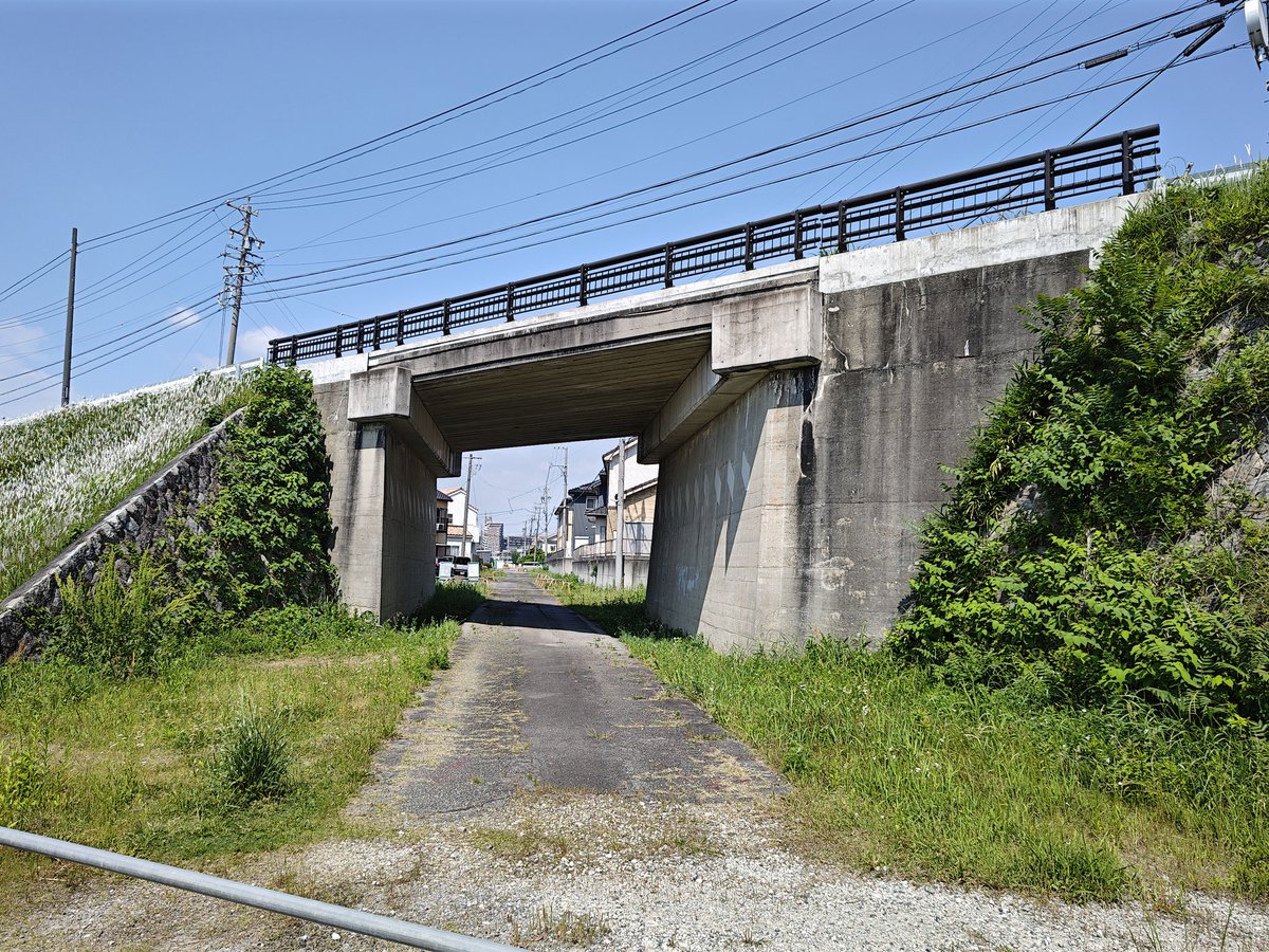 ri10cu's tweet photo. 5/16（土）は、JR岡崎駅の近くの、名鉄バス専用道跡を見てきました。
福岡町付近は、都市計画道路の建設が予定されているようで（1-2枚目）、遠からず西尾鉄道からの歴史を感じる廃線跡の姿は見られなくなるのかなと思いました

260516 https://t.co/oGjs6gA3J6