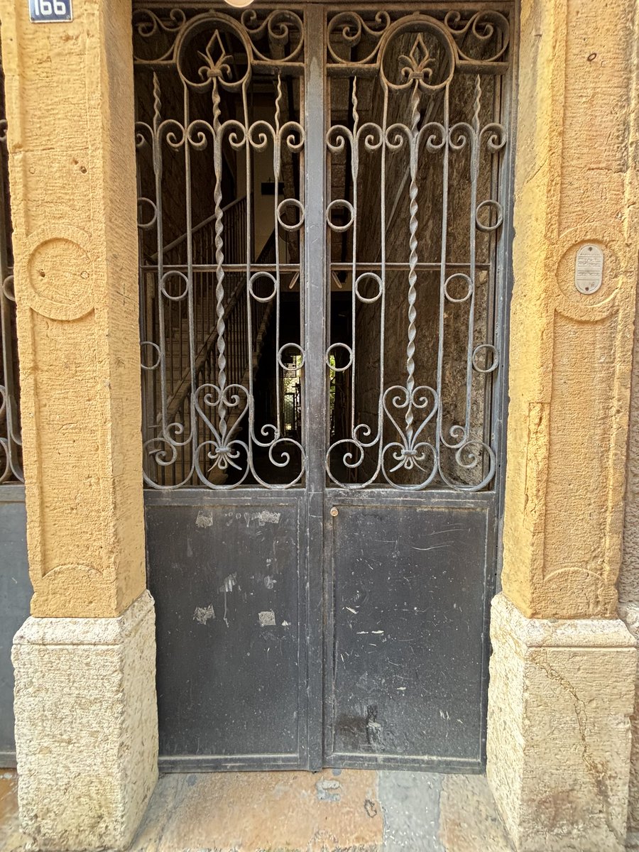 LibanMon's tweet photo. Des lieux qui racontent Beyrouth autrement. 
Authentique. Intense. Intemporelle. https://t.co/Kup5dxgo8j
