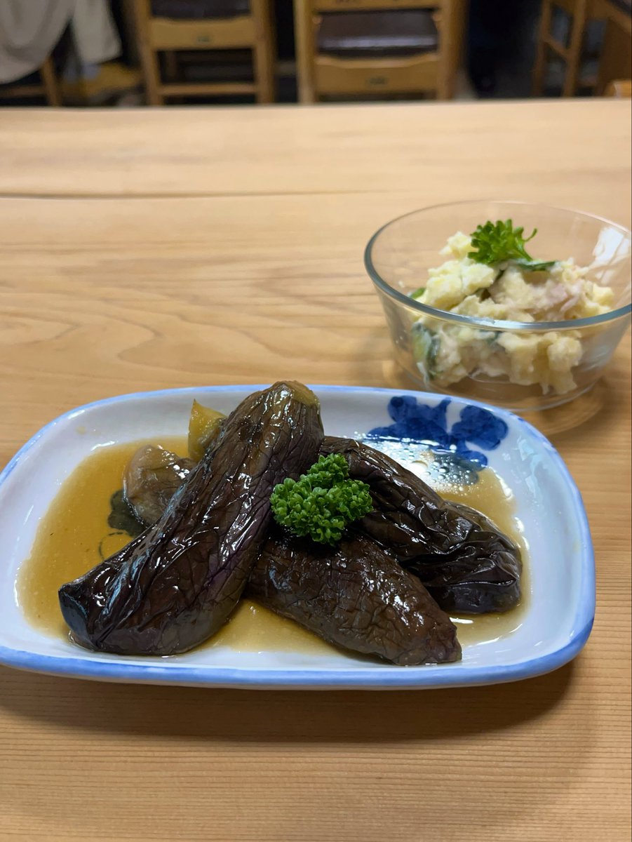 knob_shirts's tweet photo. なす丸煮、いもさらだ https://t.co/7lLTkt1Sr1