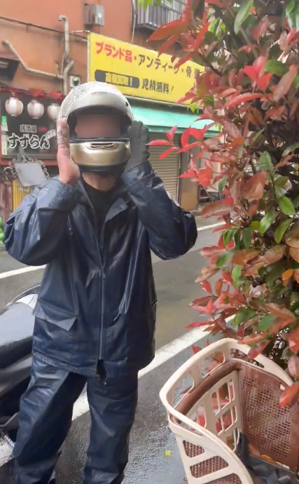 mizuoetasaka's tweet photo. 動画公開で基地害配達員を晒しているつもりが自ら自宅住所を晒しちゃうのって、スリルを味わうための新しいアトラクションか何かですか、、、？
それとも自宅凸されるのも大歓迎な無敵ちゃん？

「バカはおまえじゃ！！」

めっちゃブーメランになってて草。
どっちもどっちですな。 https://t.co/EpsJ9xZhel