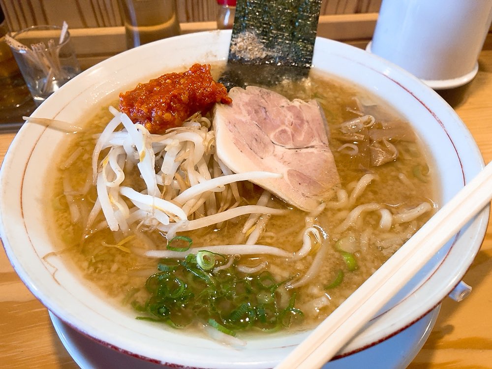 maveric4862's tweet photo. #気仙沼市 長磯森の『#花道』で麺活🍜
オーダーは『#魚介辛味噌(1,000円)』
麺は、プリプリのちぢれ太麺😁
スープは、ほんのり魚介が香り、辛味噌を溶かせばスタミナ付きそうなパンチのあるスープ😋
シャキシャキモヤシが美味かったゼィ(๑•̀ㅂ•́)و⭐︎
#宮城ラーメン 
#気仙沼ラーメン https://t.co/QYaaN2rn9X