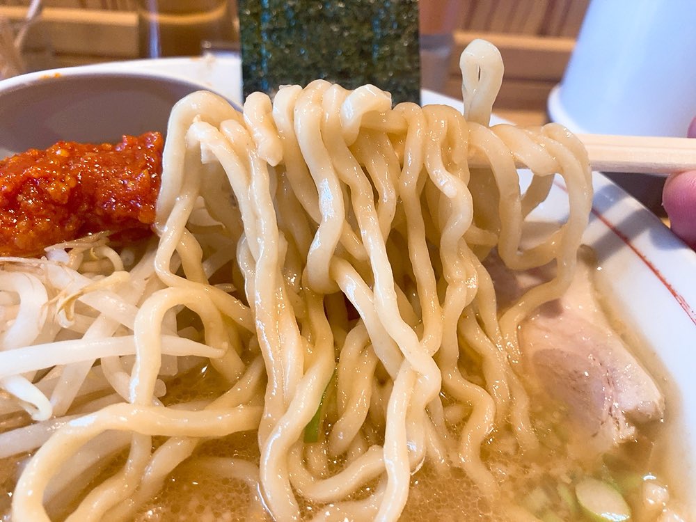 maveric4862's tweet photo. #気仙沼市 長磯森の『#花道』で麺活🍜
オーダーは『#魚介辛味噌(1,000円)』
麺は、プリプリのちぢれ太麺😁
スープは、ほんのり魚介が香り、辛味噌を溶かせばスタミナ付きそうなパンチのあるスープ😋
シャキシャキモヤシが美味かったゼィ(๑•̀ㅂ•́)و⭐︎
#宮城ラーメン 
#気仙沼ラーメン https://t.co/QYaaN2rn9X