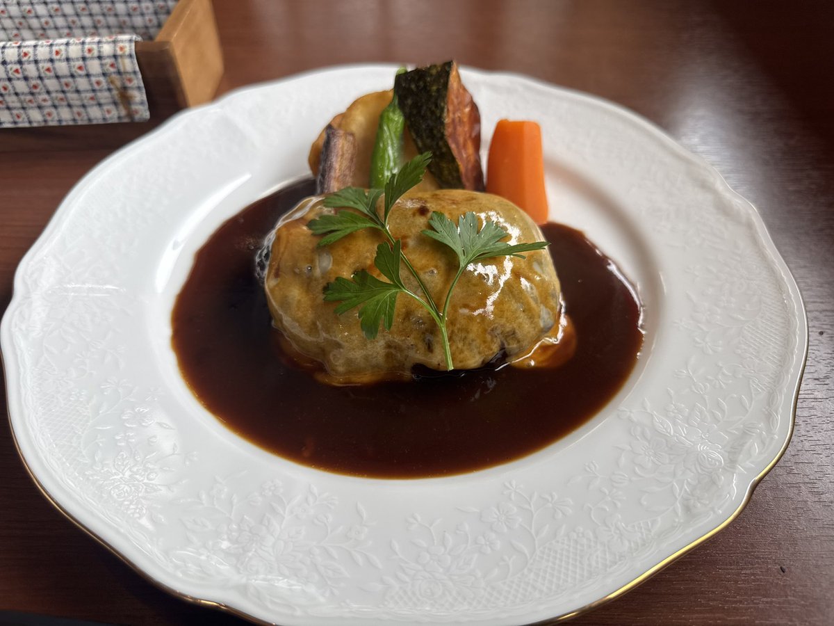 tk0817's tweet photo. 現場近くのランチののぼり出てるレストラン
目ん玉飛び出るかと思った https://t.co/L0aywQJPDH