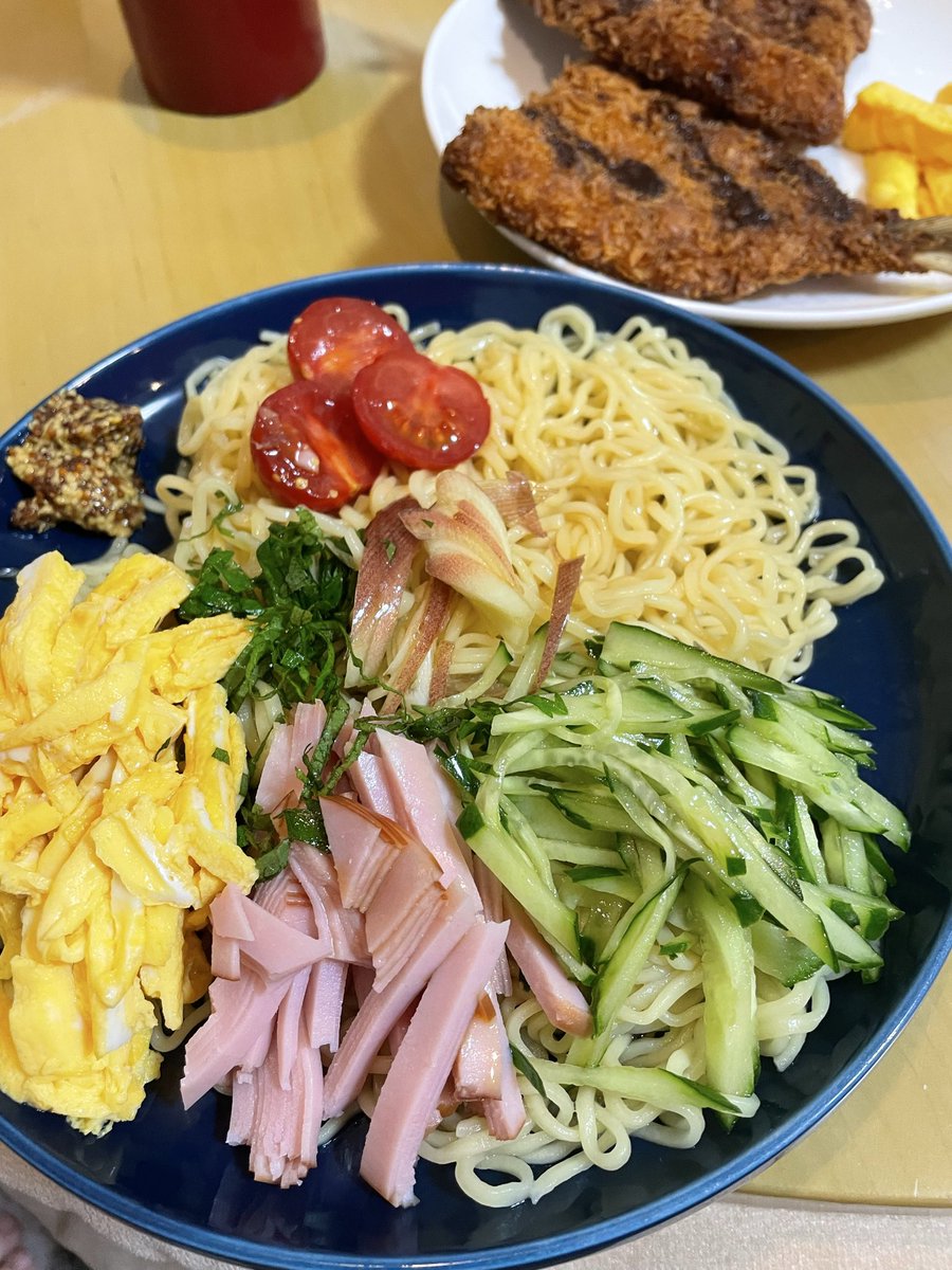 m_misakiii's tweet photo. マルちゃん正麺の冷やし中華！いつも冷蔵の麺を買うんだけど、ジャンボたかおさんの投稿見てお初🤩
麺ちゅるちゅるで程よい酸味のタレが美味しかった👌
#おうちごはん #マルちゃん正麺 #冷やし中華 https://t.co/mVQ20TQXEC