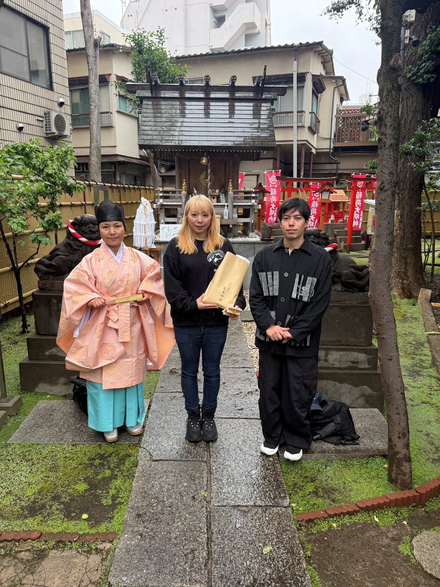 koenji_hikawa's tweet photo. 5/22(金) 合同会社synasta様が御来臨されました。
5/29(金)、30日(土)、31日(日)新潟県南魚沼郡湯沢町の苗場グリーンランドで開催される音楽フェス「MATRICARIA2026 @matricaria_lab」の晴天祈願をさせて戴きました。
イベントの日が晴れて事故なく、無事に開催できることを祈念します。
いつものことですが、朝から雨が続いていましたが、晴天祈願直前に晴れ間が出て、終わると同時に強い雨に戻りました。

https://t.co/4ZmqyZECjM

#高円寺氷川神社 
#気象神社
#晴天祈願