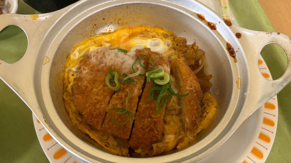 time_bokan_'s tweet photo. 今日のランチ
競り会場食堂にて   USS大阪
カツとじ煮
#ランチ #昼食 #カツとじ煮
面倒なんでどんぶりに移してカツ丼出来上がり😋 https://t.co/lavUzfDejp