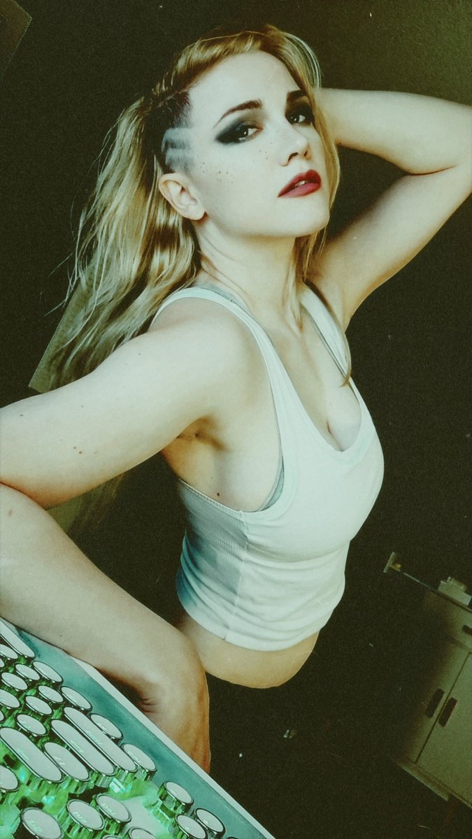 VeronicaDax's tweet photo. Too tech for punk, too punk for tech 🥲 https://t.co/lT3YrGjwo5