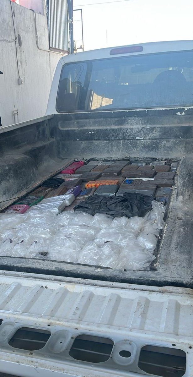 AlfonsoDurazo's tweet photo. La detención de una persona y el aseguramiento de más de 102 kilogramos de diversas drogas, incluidos 55 kilogramos de fentanilo, fue resultado de un operativo coordinado entre Guardia Nacional, Ejército Mexicano, FGR y AMIC en el municipio de Atil.

Además, se aseguraron armas, cargadores, equipo táctico y un vehículo. Seguimos trabajando con firmeza para proteger la seguridad de las familias sonorenses.